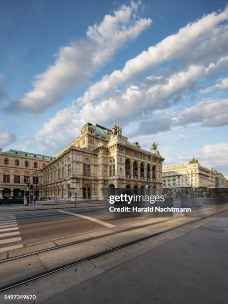 street in front of opera, vienna, austria - vienna state opera stock pictures, royalty-free photos & images