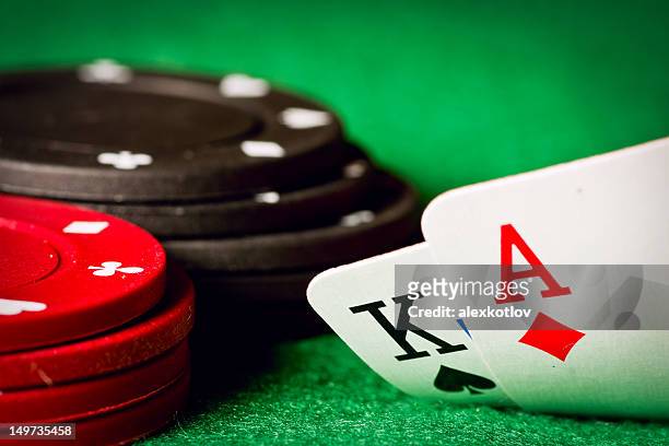 poker table with poker chips and an ace and a king cards - king card bildbanksfoton och bilder