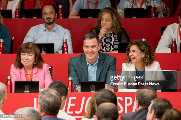 The First Vice-President of the Senate and President of the PSOE, Cristina Narbona; the President of the Government and Secretary General of the...
