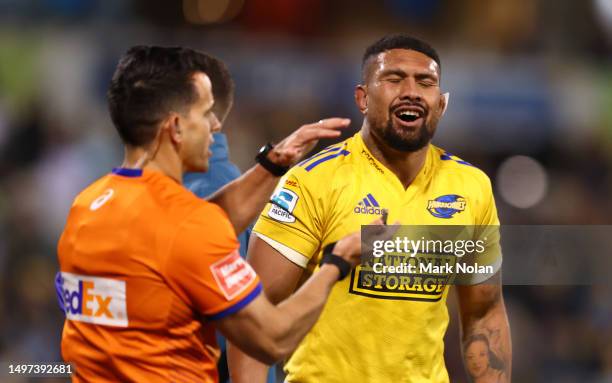 Ardie Savea of the Hurricanes remonstrates with the referee over the final decision during the Super Rugby Pacific Quarter Final match between...