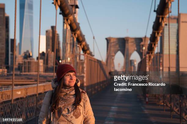 woman tourist at brooklyn bridge, new york city, usa - touristen brooklyn bridge stock-fotos und bilder