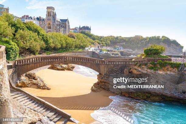 puente de biarritz en nueva aquitania, pirineos atlánticos en el país vasco francés, francia - atlantic ocean fotografías e imágenes de stock