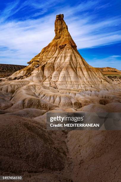 las bardenas reales montañas desérticas paisaje árido en navarra españa - comunidad foral de navarra fotografías e imágenes de stock