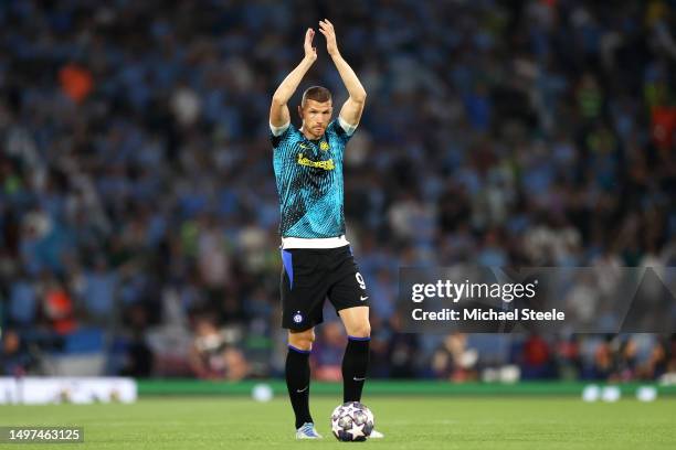 Edin Dzeko of FC Internazionale applauds the fans during warm up prior to the UEFA Champions League 2022/23 final match between FC Internazionale and...
