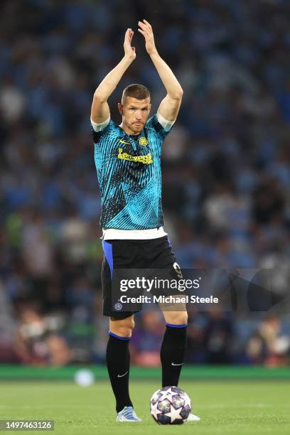 Edin Dzeko of FC Internazionale applauds the fans during warm up prior to the UEFA Champions League 2022/23 final match between FC Internazionale and...