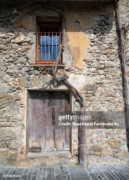 unique facade  stone in  beautiful catalan village of castellfollit de la roca - castellfollit de la roca fotografías e imágenes de stock