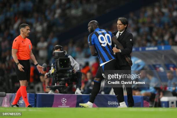 Romelu Lukaku is substituted on whilst interacting with Simone Inzaghi, Head Coach of FC Internazionale, during the UEFA Champions League 2022/23...