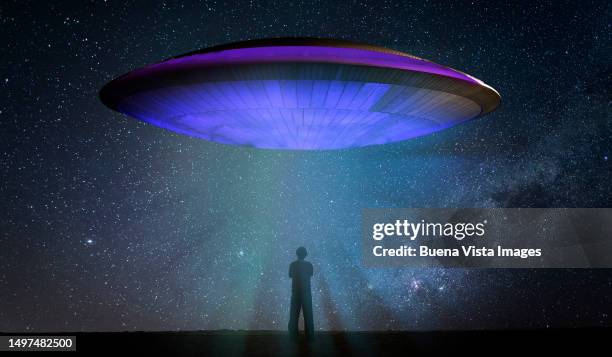 man watching a landing ufo - dichterbij komen stockfoto's en -beelden