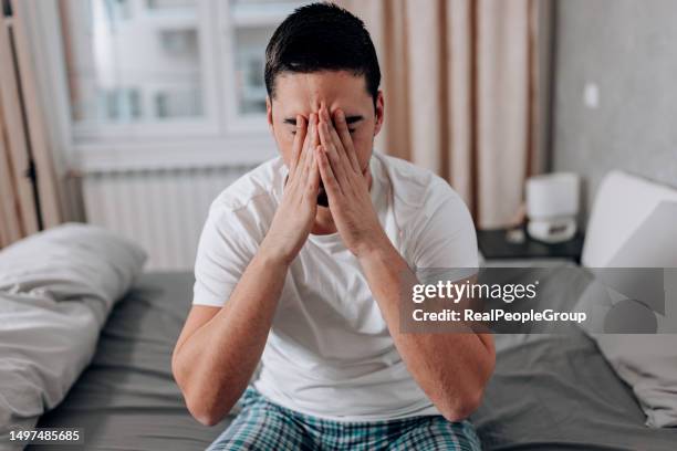 mein kopf bringt mich heute um - nasennebenhöhle stock-fotos und bilder