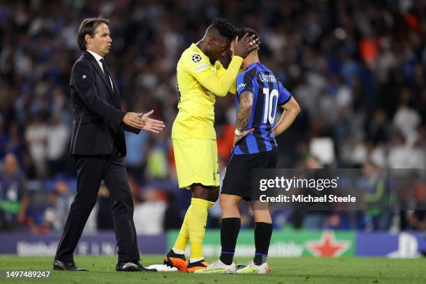 Andre Onana of FC Internazionale consoles teammate Lautaro Martinez alongside Simone Inzaghi, Head Coach of FC Internazionale, after the team's...