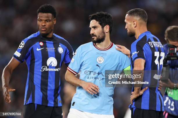 Ilkay Guendogan of Manchester City in congratulated by Danilo D'Ambrosio of FC Internazionale after the team's victory in the UEFA Champions League...