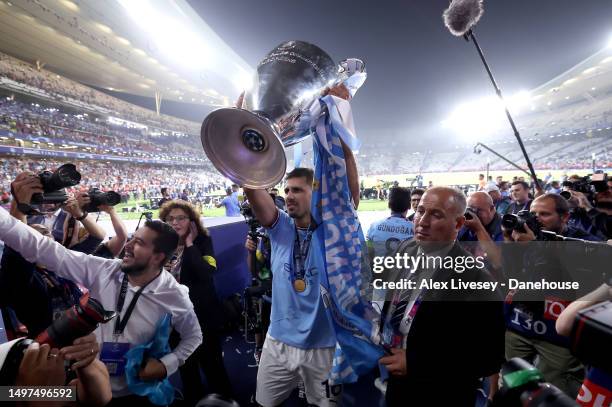 Rodri of Manchester City celebrates by lifting the Champions League Trophy after the UEFA Champions League 2022/23 final match between FC...