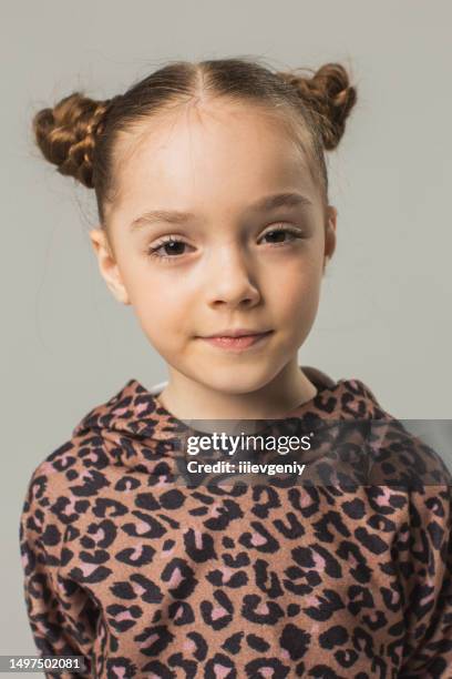 fille blonde en studio sur fond blanc. enfant. enfance. mode estivale. coiffure chignon - chignon bun photos et images de collection