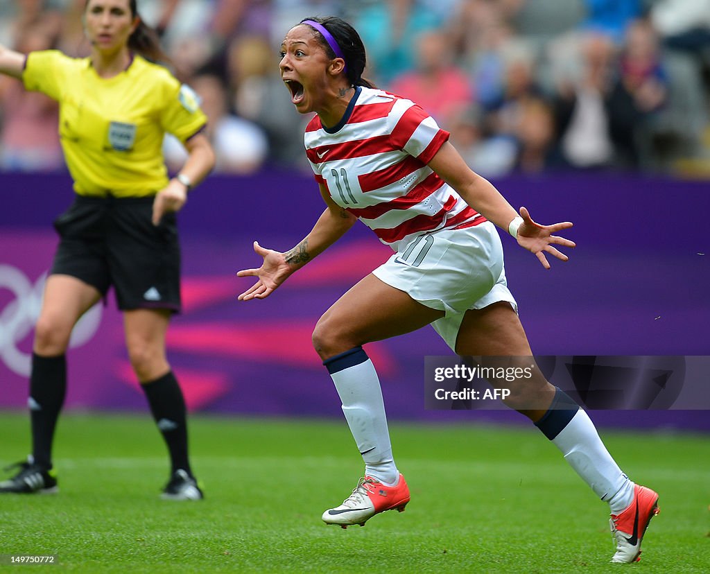 United States's forward Sydney Leroux ce