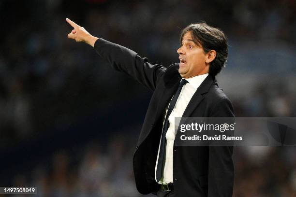 Simone Inzaghi, Head Coach of FC Internazionale, gives the team instructions during the UEFA Champions League 2022/23 final match between FC...