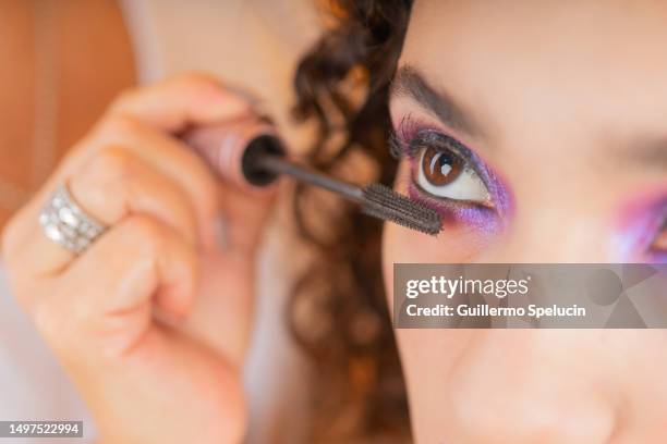 beauty woman with make up applying mascara - eyeshadow fotografías e imágenes de stock