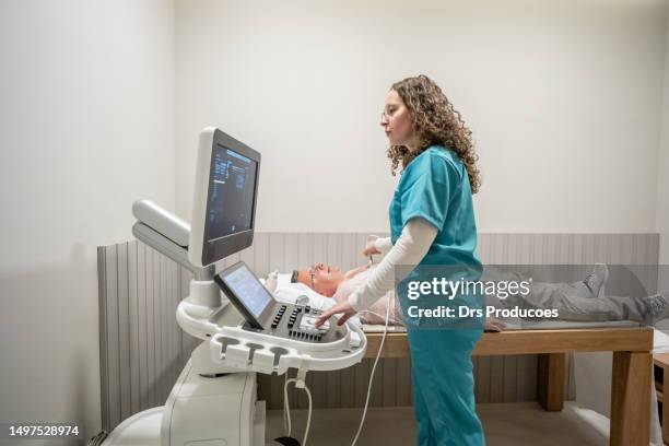 mature man taking an echocardiogram - heartbeat stockfoto's en -beelden