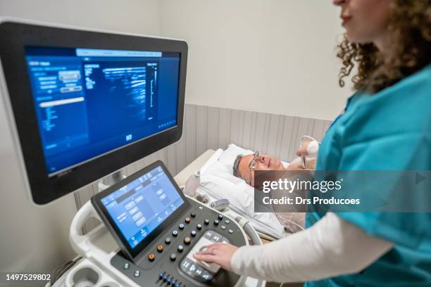 homme d’âge mûr prenant un échocardiogramme - échocardiogramme photos et images de collection