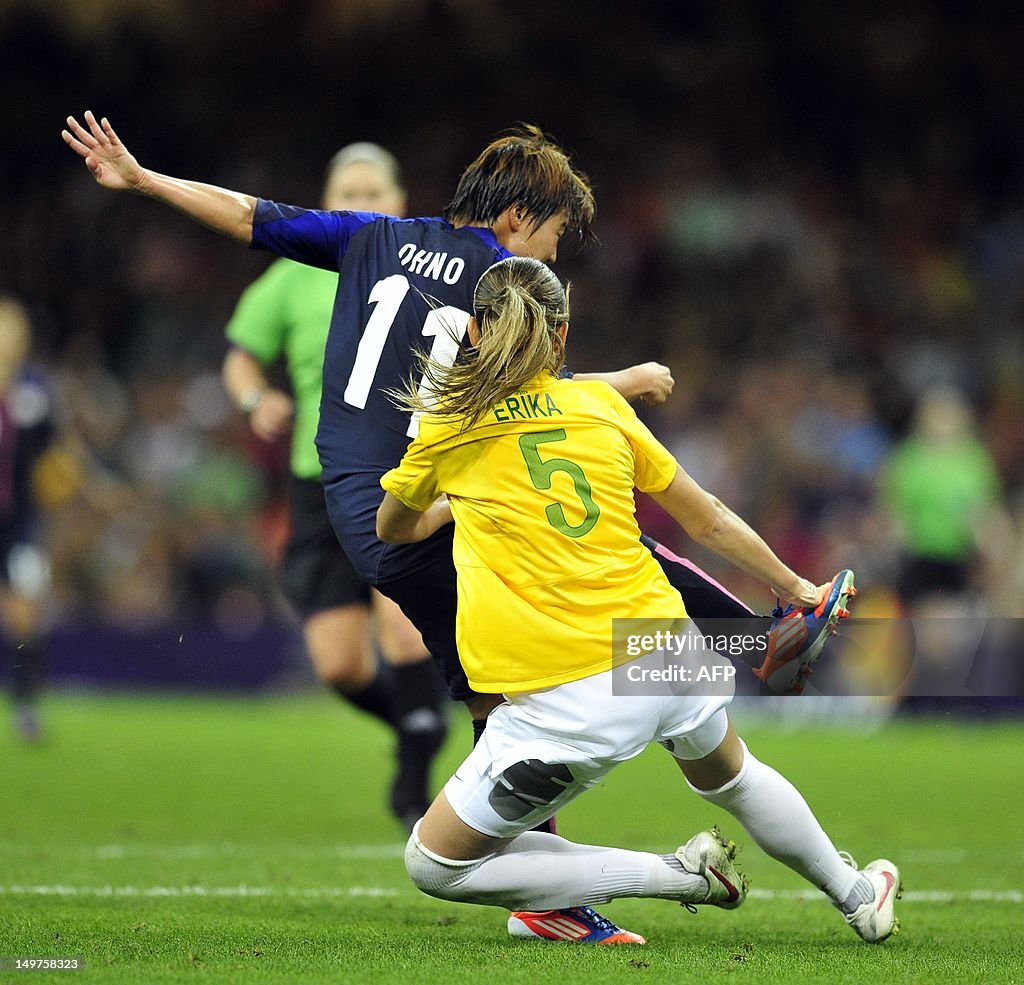 Japan's striker Shinobu Ohno (L) fights 