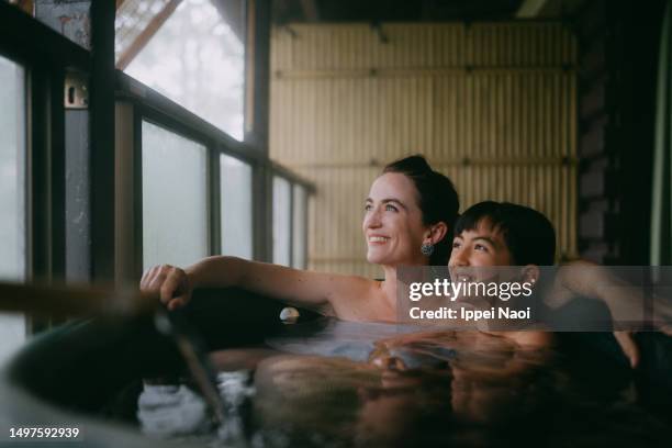 mother and daughter enjoying a bath on balcony in japan - japan onsen stockfoto's en -beelden