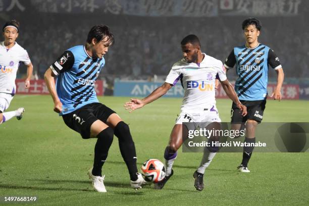 Ezequiel of Sanfrecce Hiroshima and Takuma Ominami of Kawasaki Frontale compete for the ball during the J.LEAGUE Meiji Yasuda J1 17th Sec. Match...