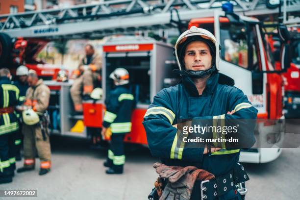 retrato do bombeiro - firefighter - fotografias e filmes do acervo