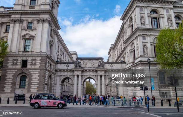 king charles street with triple arch - foreign office imagens e fotografias de stock