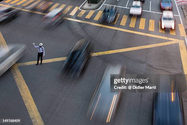 busy street - verkeerspolitie stockfoto's en -beelden
