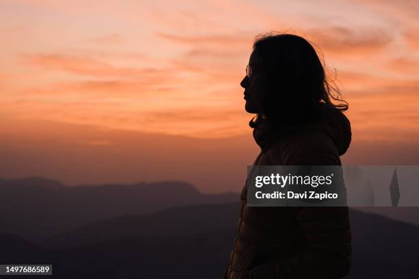 side view of a woman silhouette during sunset in jordan. - people walking side view on white stock-fotos und bilder