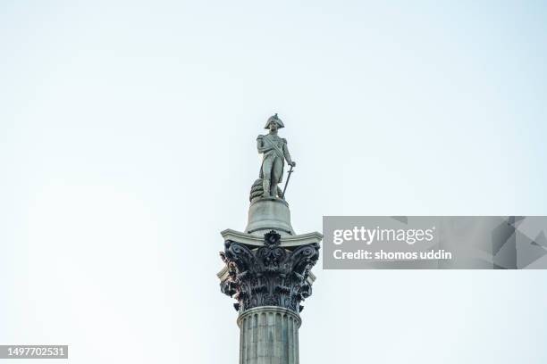 nelson's column at london trafalgar square - ネルソンの記念碑 ストックフォトと画像