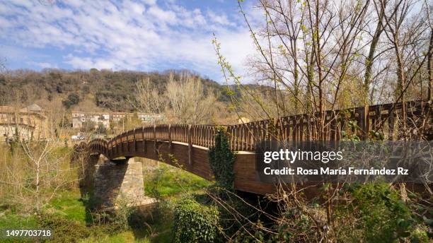 fluvia river and wooden bridge in castellfollit de la roca, girona - castellfollit de la roca stock pictures, royalty-free photos & images