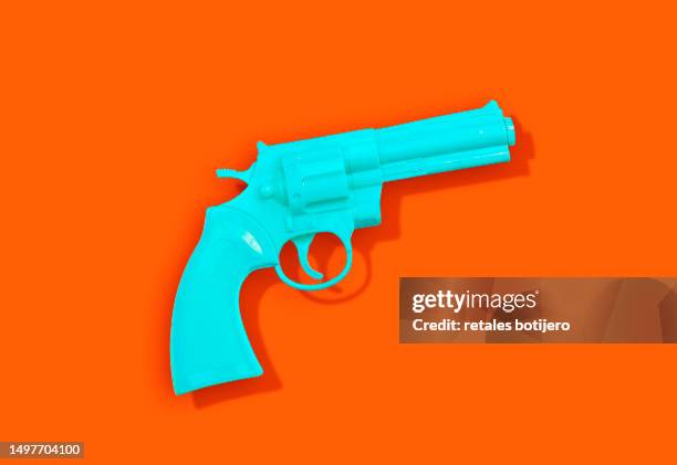 plastic blue toy guns - pistolet photos et images de collection