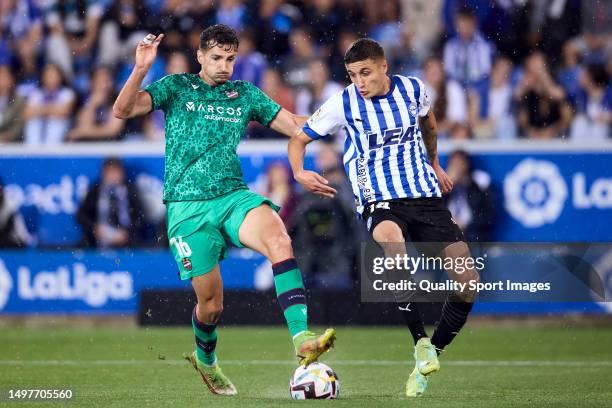 Alex Munoz of Levante UD compete for the ball with Nahuel Tenaglia of Deportivo Alaves during the Liga Smartbank Play Off Final First Leg between...
