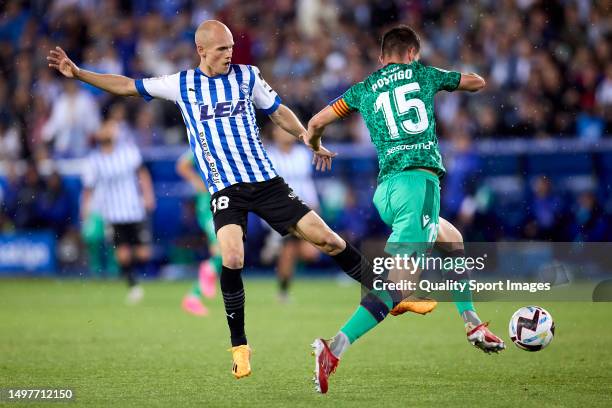 Jon Guridi of Deportivo Alaves compete for the ball with Sergio Postigo of Levante UD during the Liga Smartbank Play Off Final First Leg between...