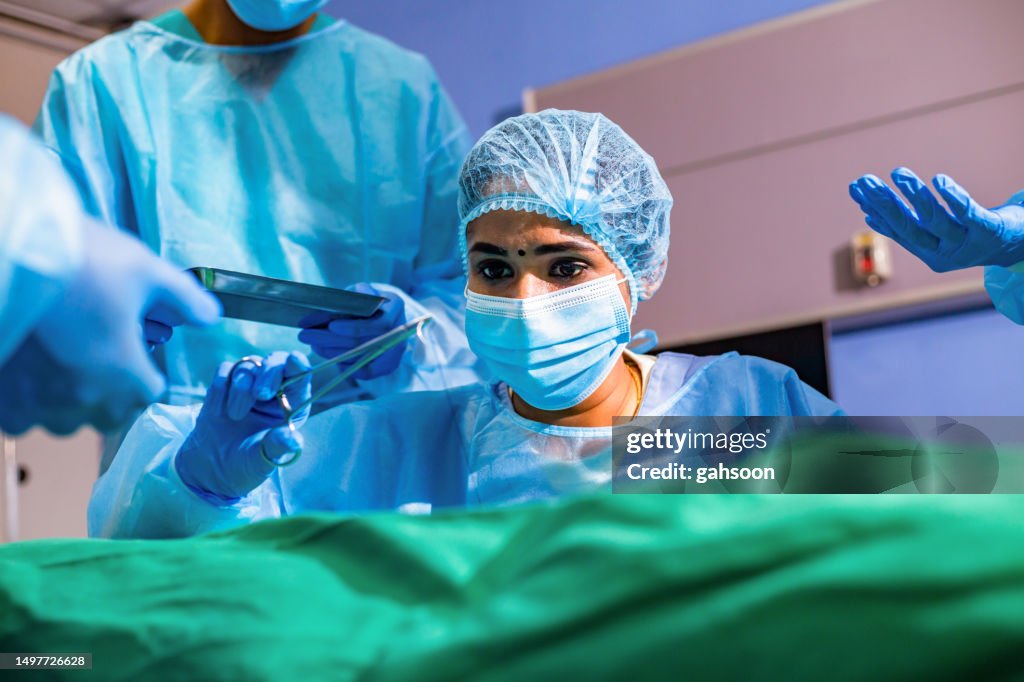 Chirurgische Nahtnadel und Faden werden vom Chirurgen gehalten