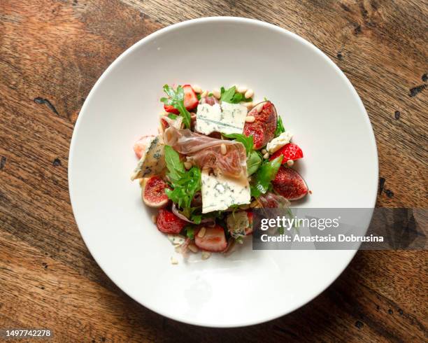 prosciutto di parma salad with figs and blue cheese. top view - fransk mat bildbanksfoton och bilder