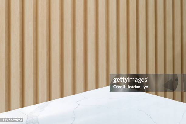 marble table with wooden wall - livello di superficie foto e immagini stock