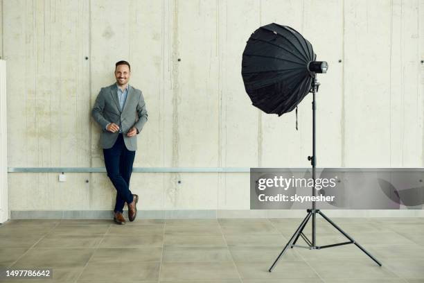 hinter den kulissen eines fotoshootings! - fotosession stock-fotos und bilder