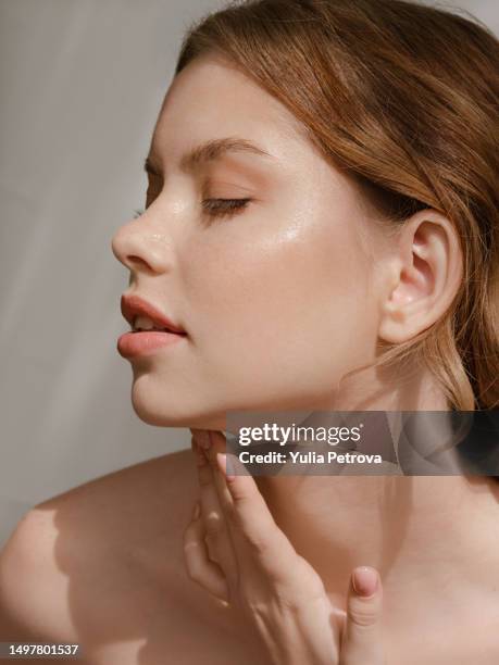 portrait of a woman with clean, moist skin in the sunlight - cutis claro fotografías e imágenes de stock