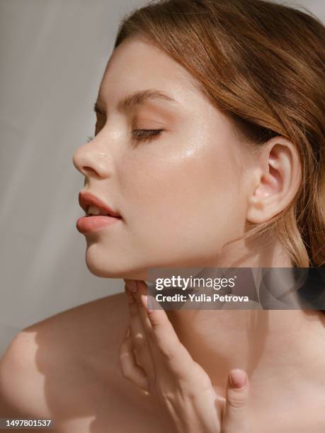 portrait of a woman with clean, moist skin in the sunlight - bellezza naturale foto e immagini stock
