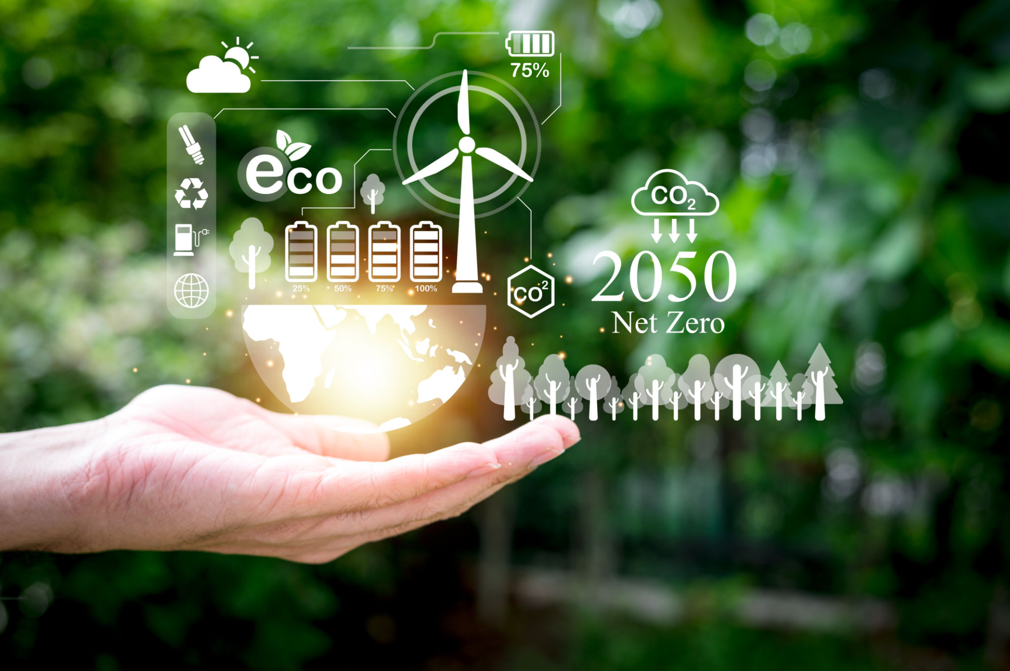El concepto de carbono neutral y cero neto. entorno natural Estrategia a largo plazo climáticamente neutra Objetivo de emisiones con icono de malla verde centrado en la cubierta de mano y fondo verde. El concepto de carbono neutral y cero neto. entorno natural Estrategia a largo plazo climáticamente neutra Objetivo de emisiones con icono de malla verde centrado en la cubierta de mano y fondo verde.