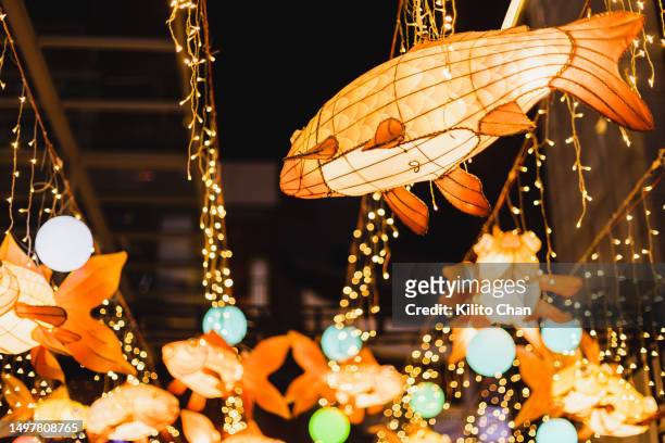 fish lanterns - chinees lantaarnfeest stockfoto's en -beelden