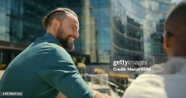 conversando, amigos e homens de negócios rindo ao ar livre em uma cidade para uma conversa engraçada em um intervalo. diversidade, quadrinhos e profissionais juntos para viagens urbanas, bate-papo feliz e comunicação - atrás - fotografias e filmes do acervo