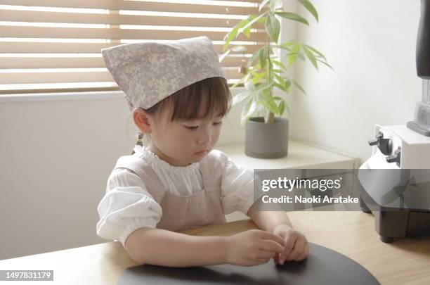 girl making cookies - 時間 fotografías e imágenes de stock