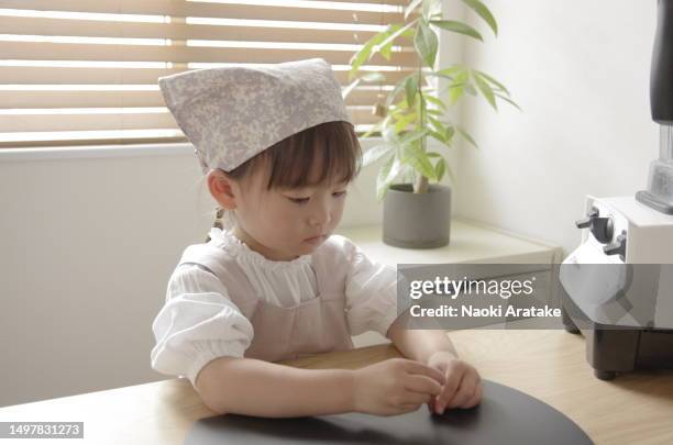 girl making cookies - クリエイティブ stockfoto's en -beelden