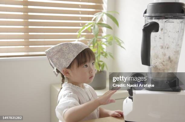 girl making cookies - 時間 fotografías e imágenes de stock