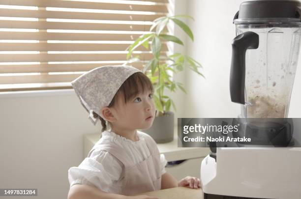girl making cookies - クリエイティブ stockfoto's en -beelden
