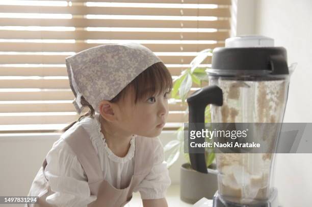 girl making cookies - 時間 fotografías e imágenes de stock