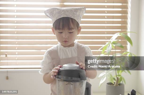 girl making cookies - クリエイティブ stockfoto's en -beelden