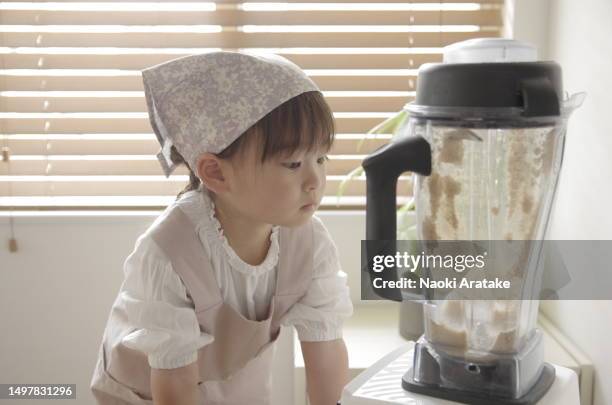 girl making cookies - クリエイティブ stockfoto's en -beelden